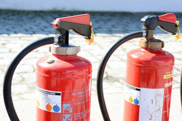 how do water fire extinguishers work